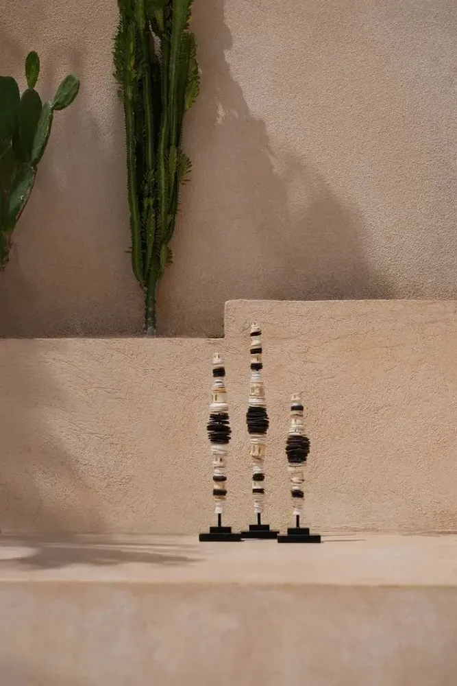 Decorative objects - The Money Shell on Stand - Black White - L - BAZAR BIZAR LIVING