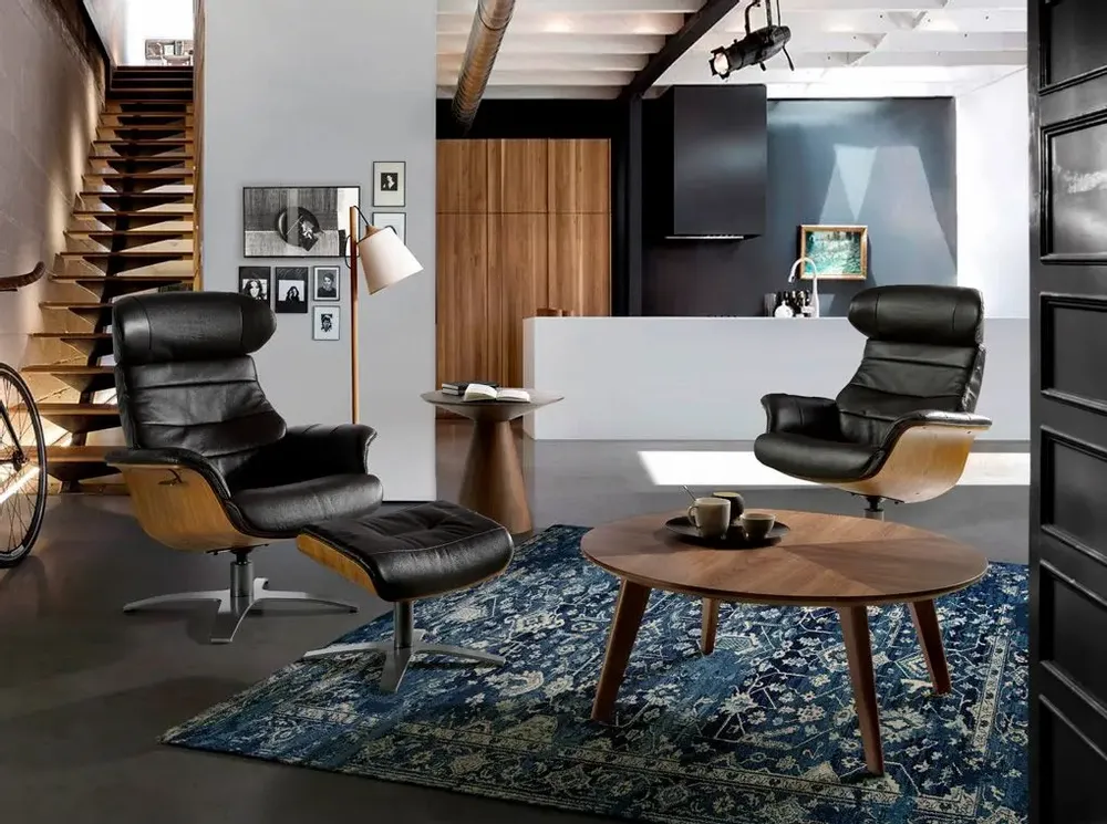 Fauteuils - Fauteuil pivotant tapissé de cuir de vachette marron - ANGEL CERDÁ