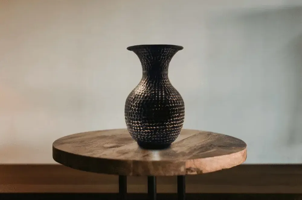 Vases - Vase damassé — Cuivre rouge, finition noir/or — martelé — Pièce unique - MAISON ZOE