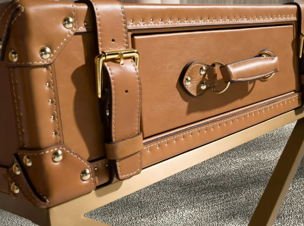 Autres tables  - Table d'angle rectangulaire en cuir et acier doré - ANGEL CERDÁ