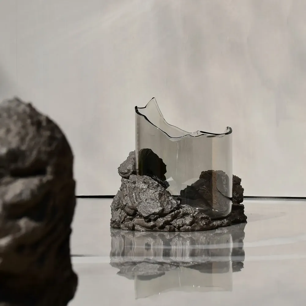 Objets de décoration - CATHARSIS, Bol sculptural en verre et pierre, Ash Black - COKI