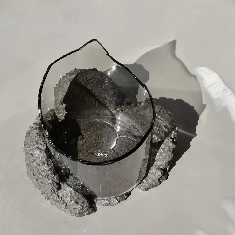 Objets de décoration - CATHARSIS, Bol sculptural en verre et pierre, Ash Black - COKI