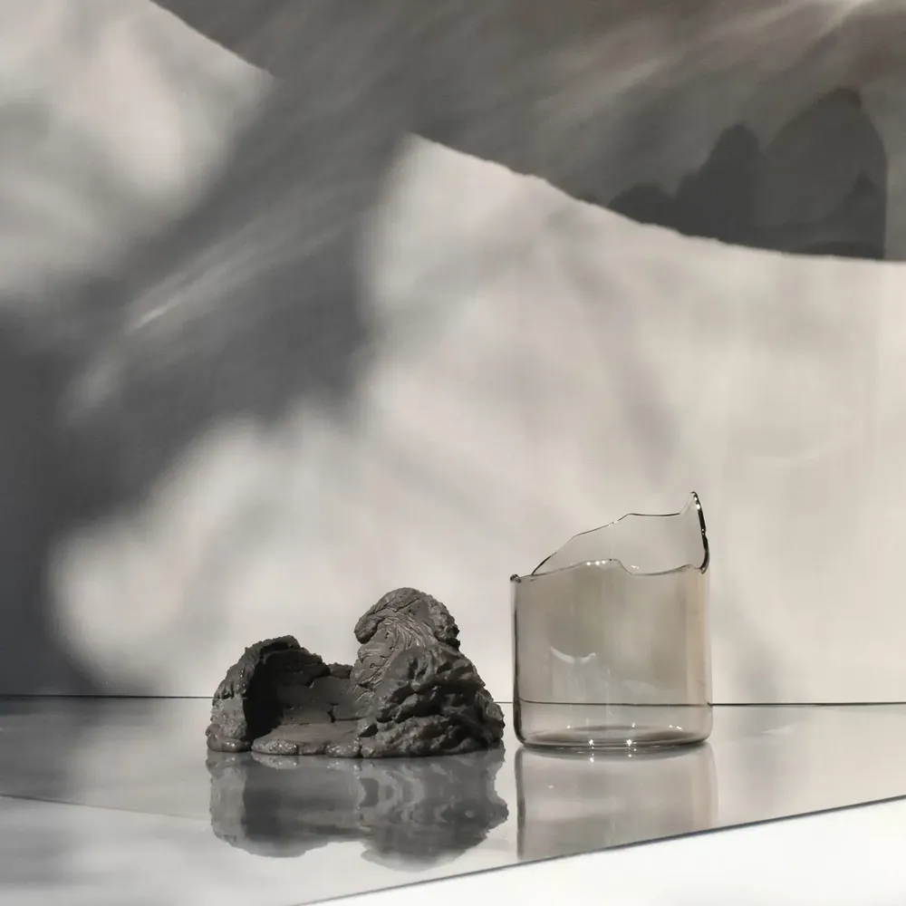 Objets de décoration - CATHARSIS, Bol sculptural en verre et pierre, Ash Black - COKI