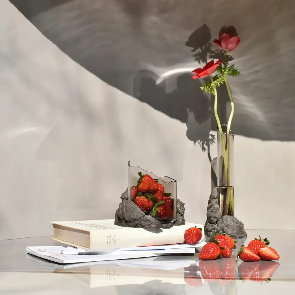 Objets de décoration - CATHARSIS, Bol sculptural en verre et pierre, Ash Black - COKI