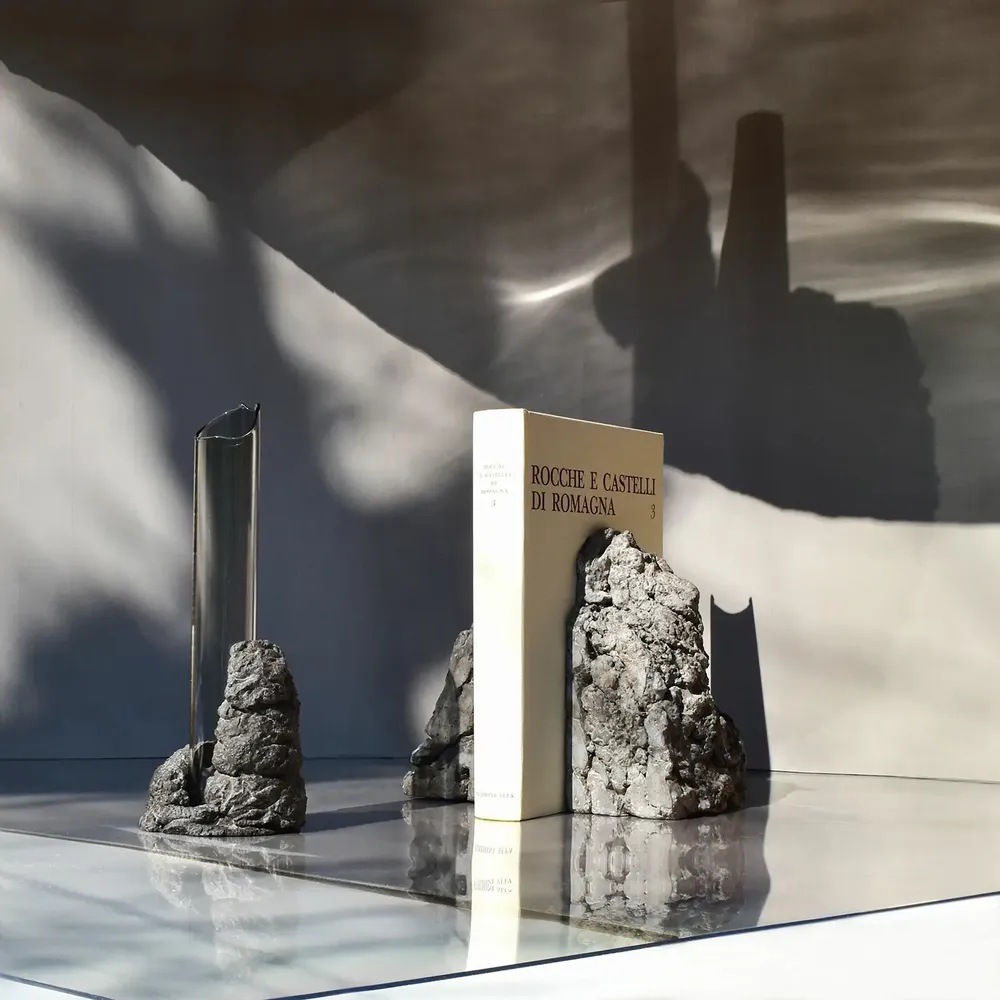 Sculptures, statuettes et miniatures - CATHARSIS, Ensemble de deux serre-livres sculpturaux en pierre, Black - COKI