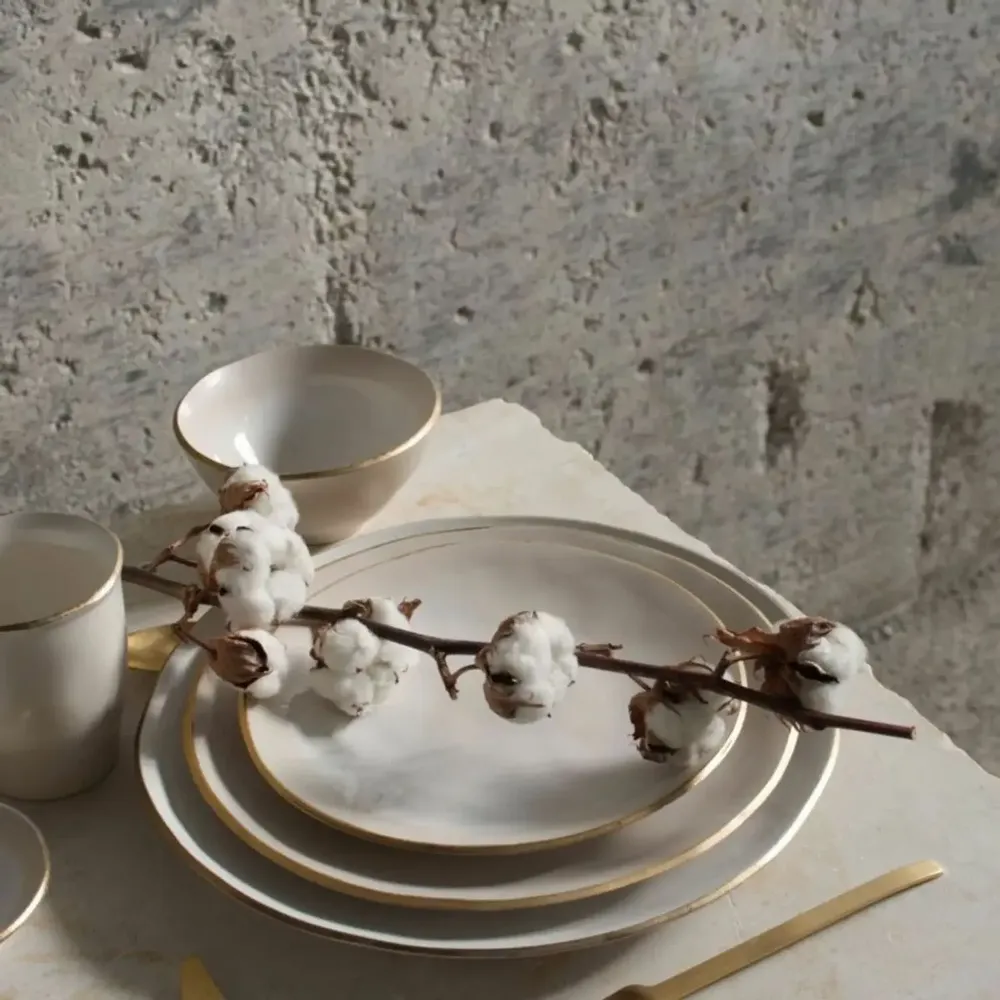 Plats et saladiers - Assiettes SUN. Céramiques portugaises. Ivoire avec bordure dorée - SOWL