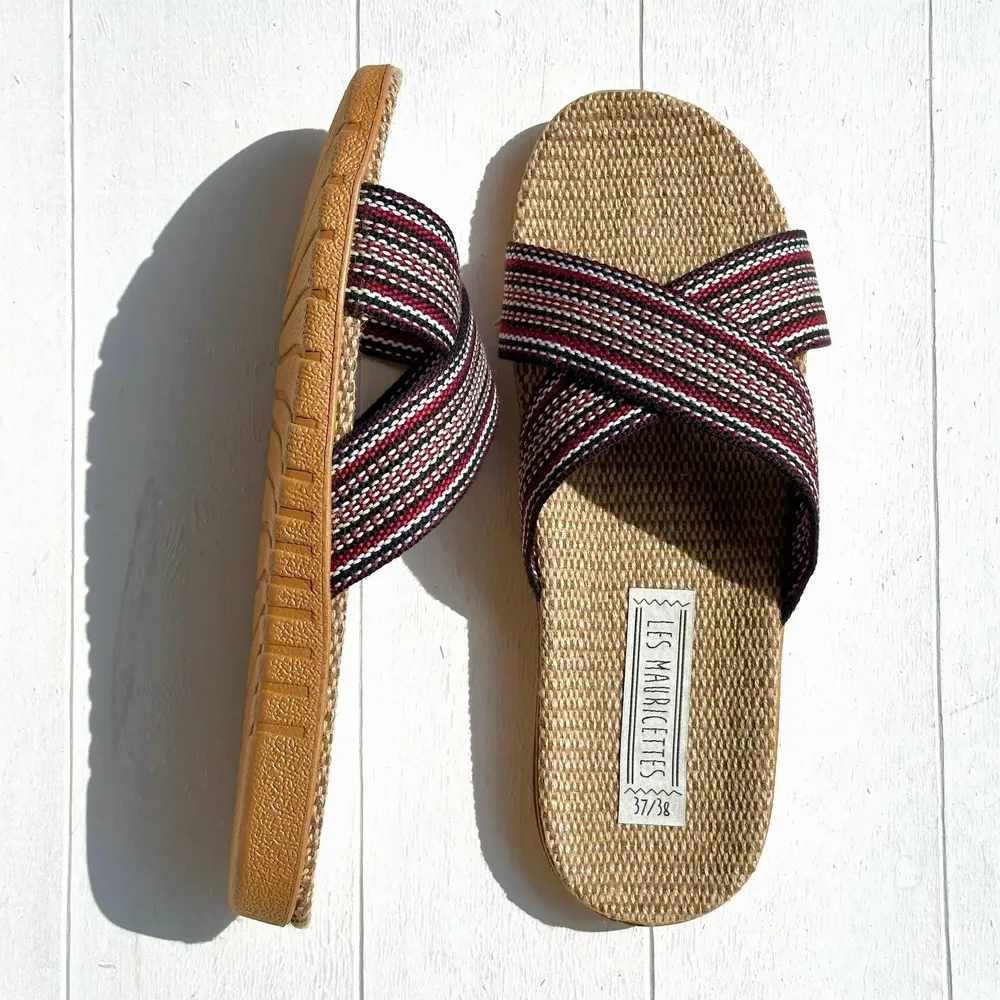 Homewear bien-être - LES MAURICETTES de Sophie, claquettes croisées bordeaux - LES MAURICETTES