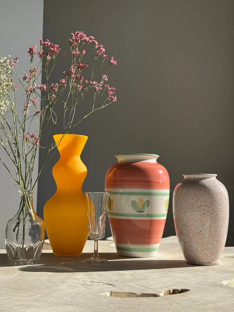 Vases - Grand vase vintage rose à motifs de fleurs stylisées jaunes et vertes H25 - OFFICE OBJETS