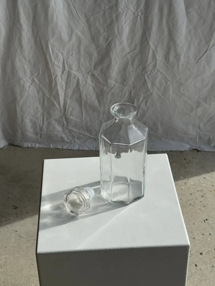 Carafes - Carafe à bouchon en verre octogonale marque Luminarc France série Octime au dessous H25 - OFFICE OBJETS