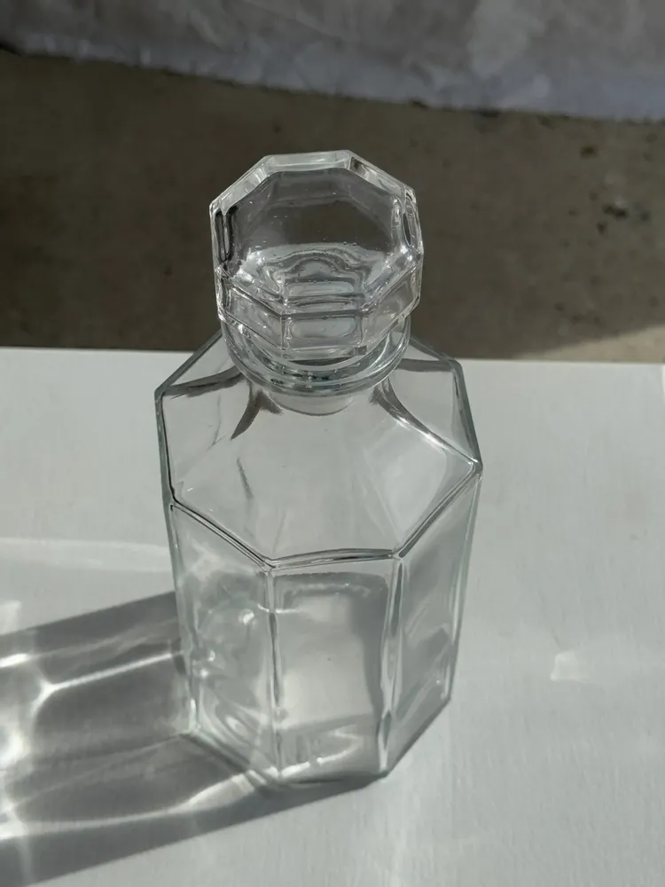 Carafes - Carafe à bouchon en verre octogonale marque Luminarc France série Octime au dessous H25 - OFFICE OBJETS