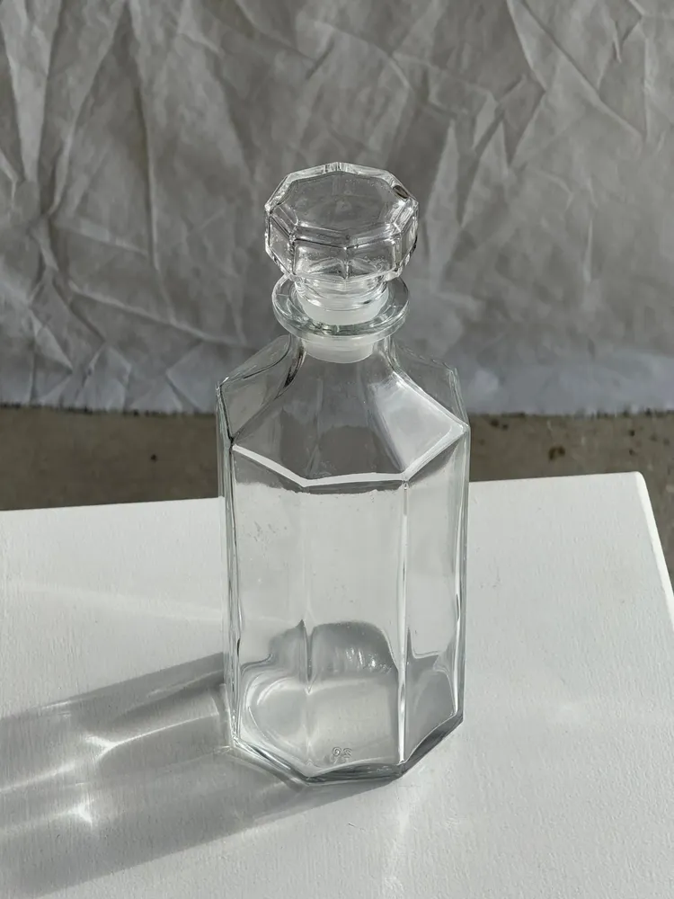 Carafes - Carafe à bouchon en verre octogonale marque Luminarc France série Octime au dessous H25 - OFFICE OBJETS