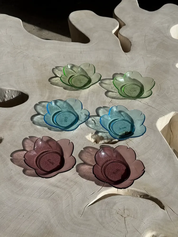 Installation accessories - 6 vintage flower-shaped cups, XVM brand below: 2 purple, 2 green, 2 blue - OFFICE OBJETS