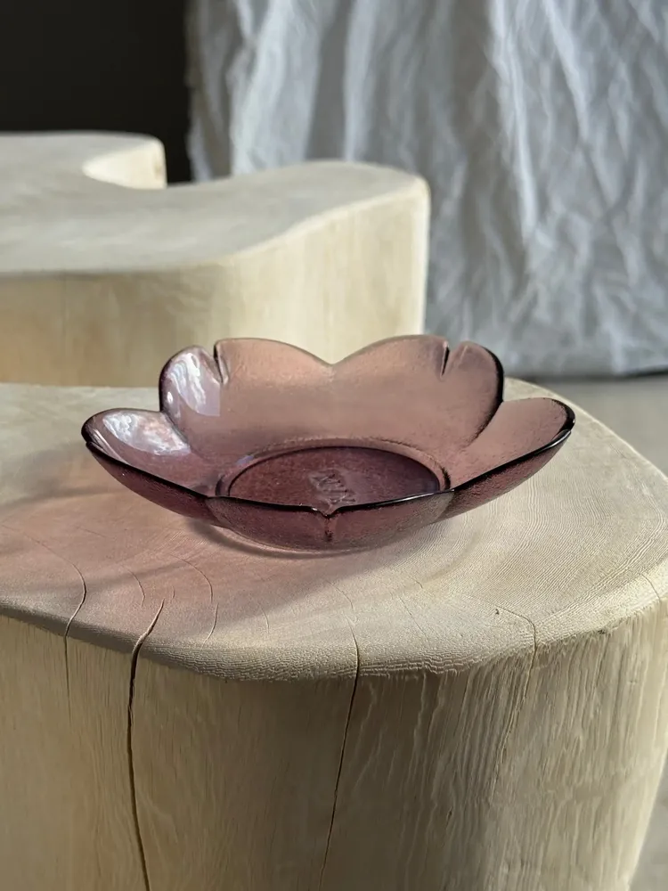 Installation accessories - 6 vintage flower-shaped cups, XVM brand below: 2 purple, 2 green, 2 blue - OFFICE OBJETS