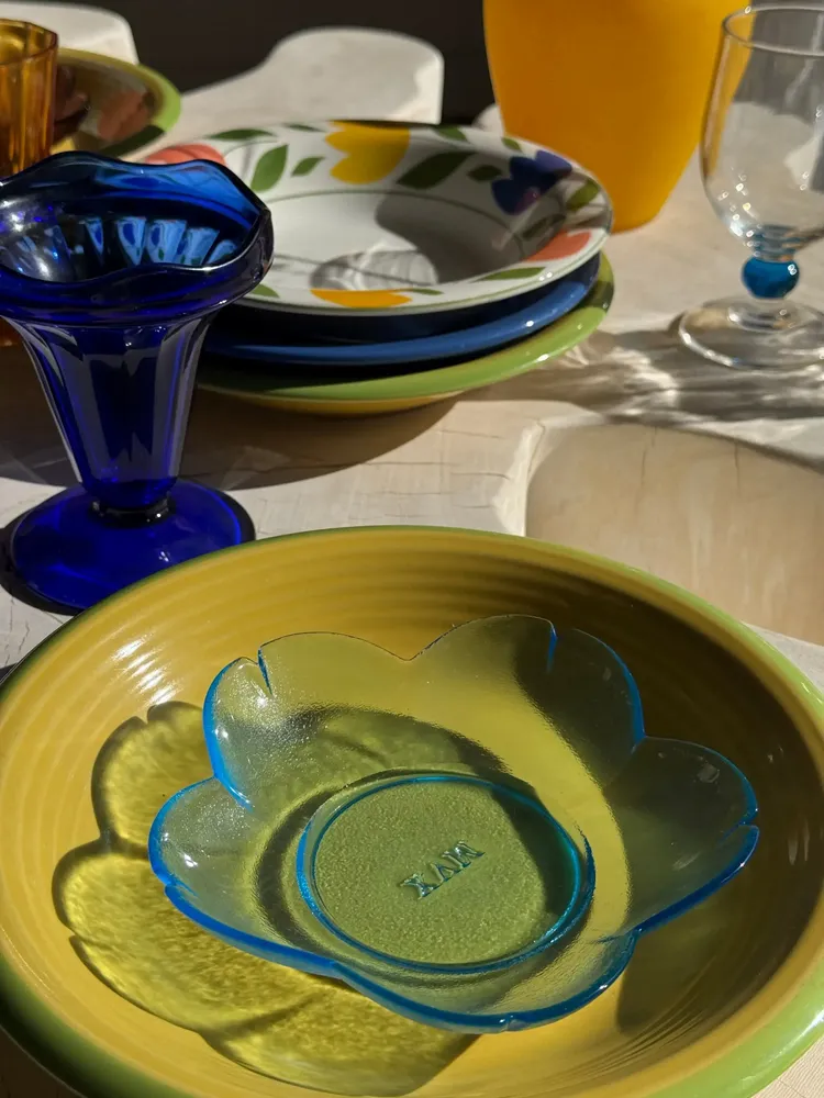 Installation accessories - 6 vintage flower-shaped cups, XVM brand below: 2 purple, 2 green, 2 blue - OFFICE OBJETS