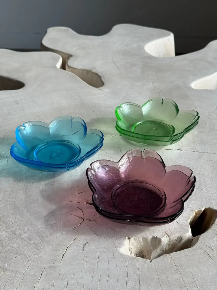 Installation accessories - 6 vintage flower-shaped cups, XVM brand below: 2 purple, 2 green, 2 blue - OFFICE OBJETS
