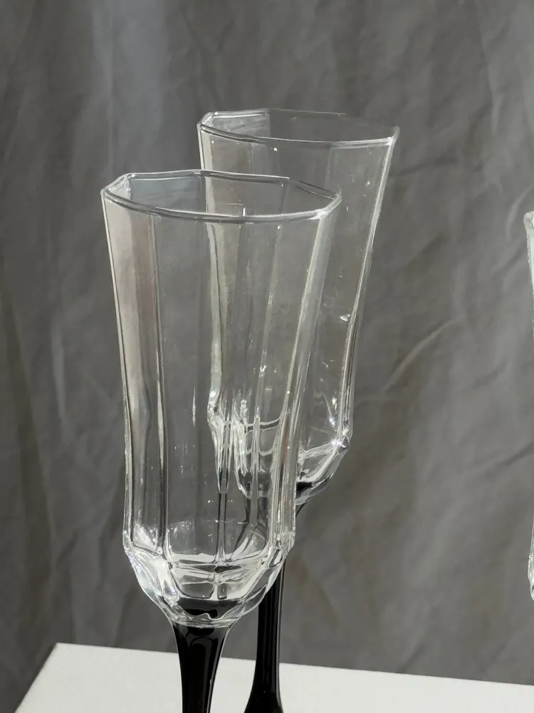 Verres à pied - 4 grandes flûtes à champagne octogonales Luminarc Octime vintage pied noir - OFFICE OBJETS
