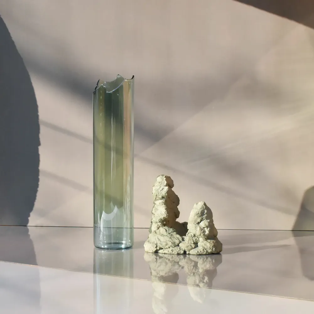 Vases - CATHARSIS, Vase sculptural pour fleurs en verre et pierre - COKI