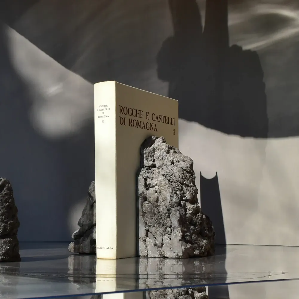 Sculptures, statuettes et miniatures - CATHARSIS, Ensemble de deux serre-livres sculpturaux en pierre, Black - COKI