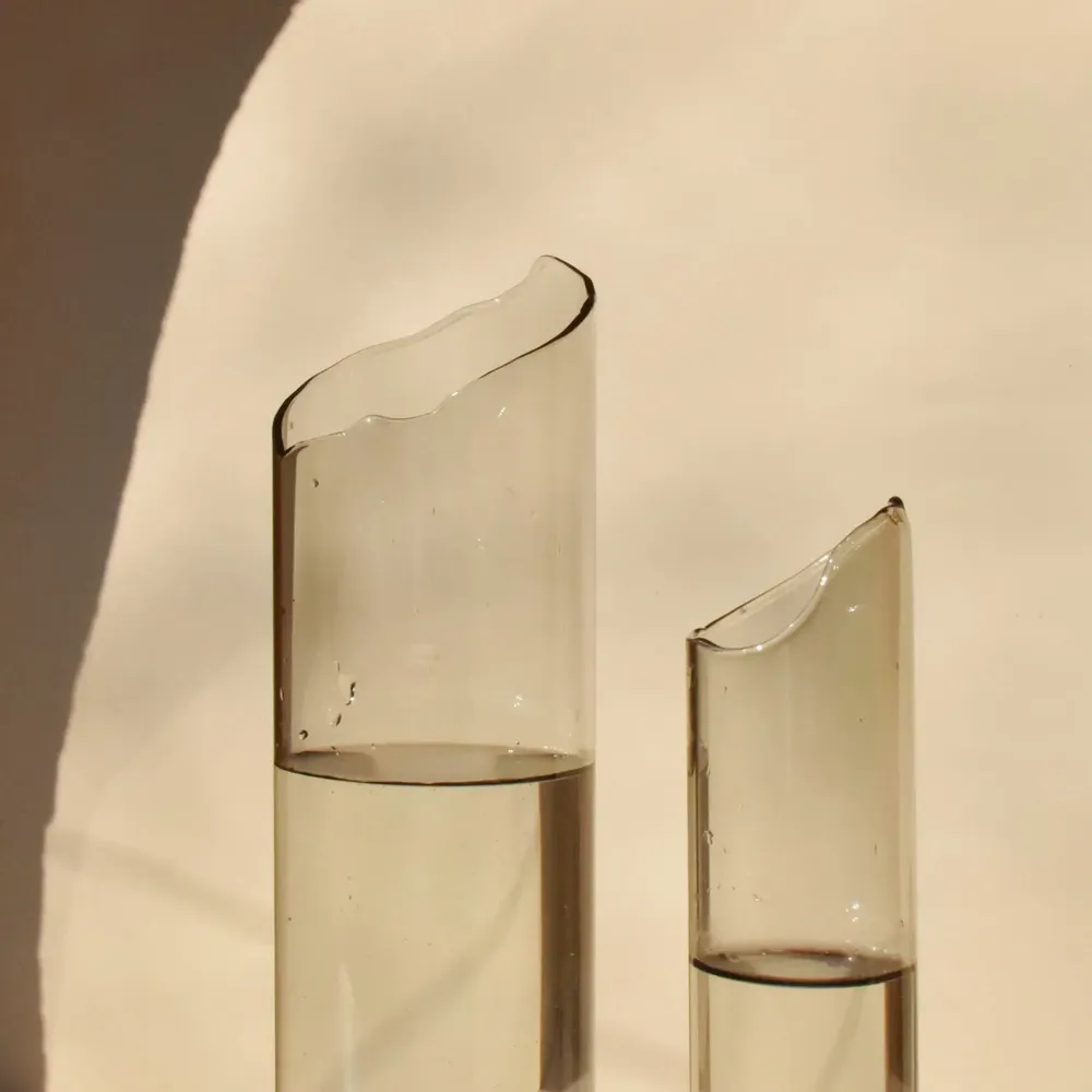 Vases - CATHARSIS, petit vase sculptural, corail poussiéreux - COKI