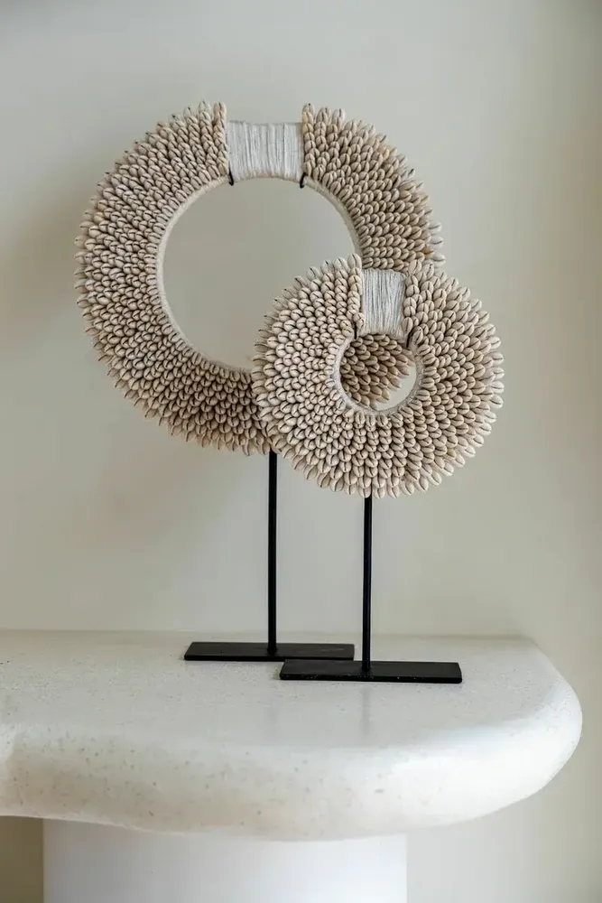 Decorative objects - The Papua Shell Disc on Stand - White - S - BAZAR BIZAR LIVING
