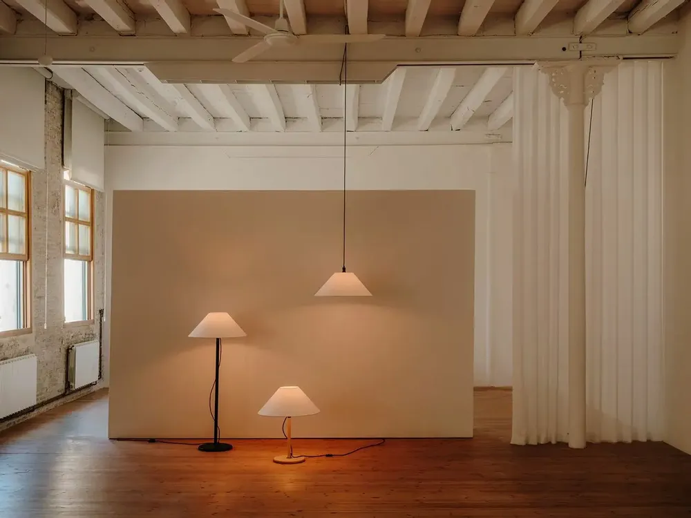Table lamps - CLASICA table lamp in melis pine wood with natural or black finish - LUXCAMBRA