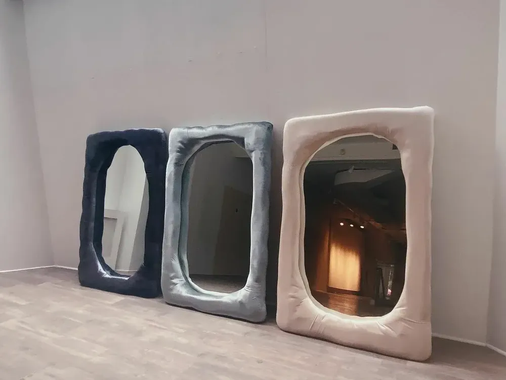 Miroirs - Miroir pleine longueur en velours biomorphique gris par Brandi Howe - TULESTE FACTORY