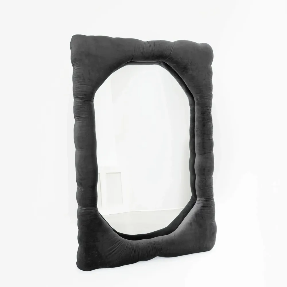 Miroirs - Miroir pleine longueur en velours biomorphique gris par Brandi Howe - TULESTE FACTORY