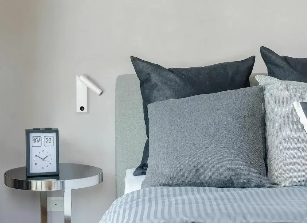 Appliques - MANHATTAN applique murale avec lecteur en noir ou blanc - LUXCAMBRA