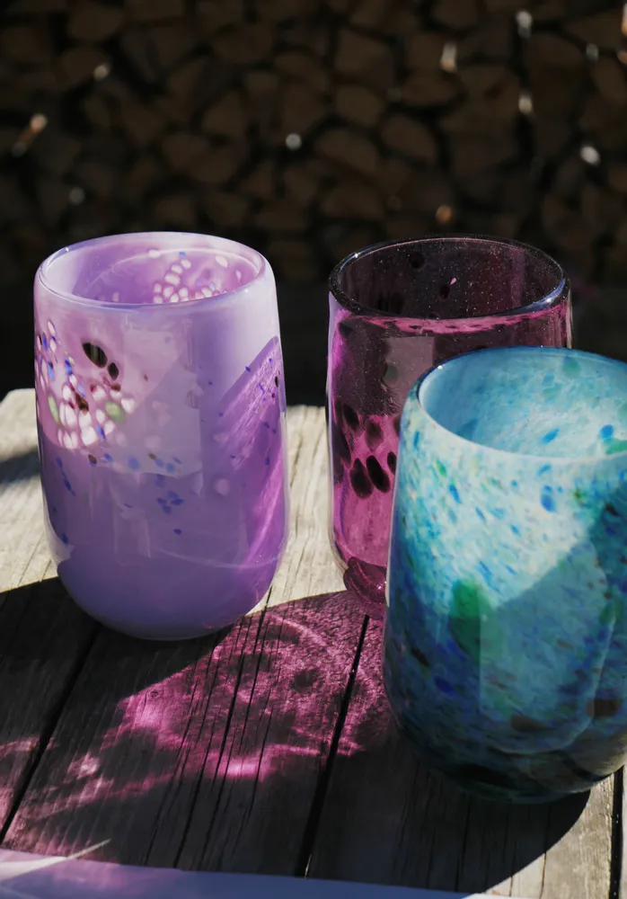 Verres - Vases colorés en verre d'art — Des verres uniques et éclatants - JANE AND MERY