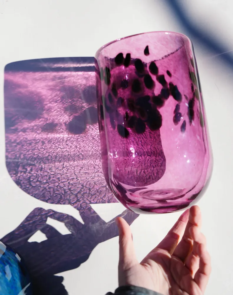 Verres - Vases colorés en verre d'art — Des verres uniques et éclatants - JANE AND MERY