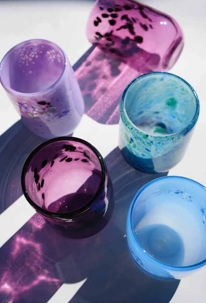 Verres - Vases colorés en verre d'art — Des verres uniques et éclatants - JANE AND MERY