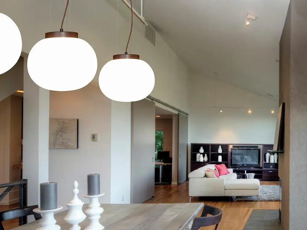 Suspensions - MOON suspension en blanc ou noir avec abat-jour elliptique - LUXCAMBRA