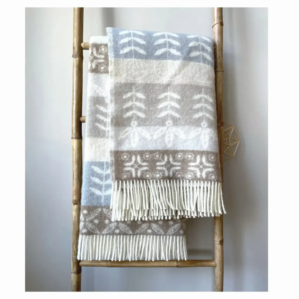 Plaids - Plaid couverture en laine "Folklore floral" , taupe - WOOL ONLY BY JOWOLLINA