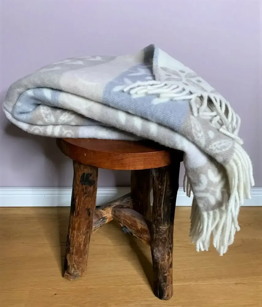 Plaids - Plaid couverture en laine "Folklore floral" , taupe - WOOL ONLY BY JOWOLLINA