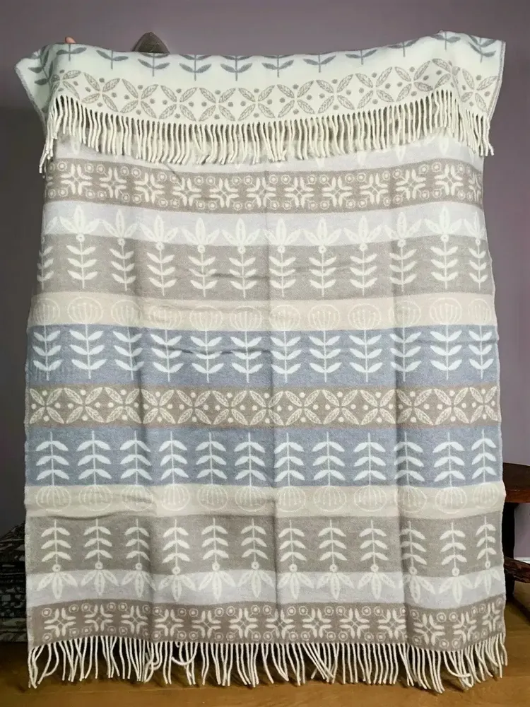 Plaids - Plaid couverture en laine "Folklore floral" , taupe - WOOL ONLY BY JOWOLLINA