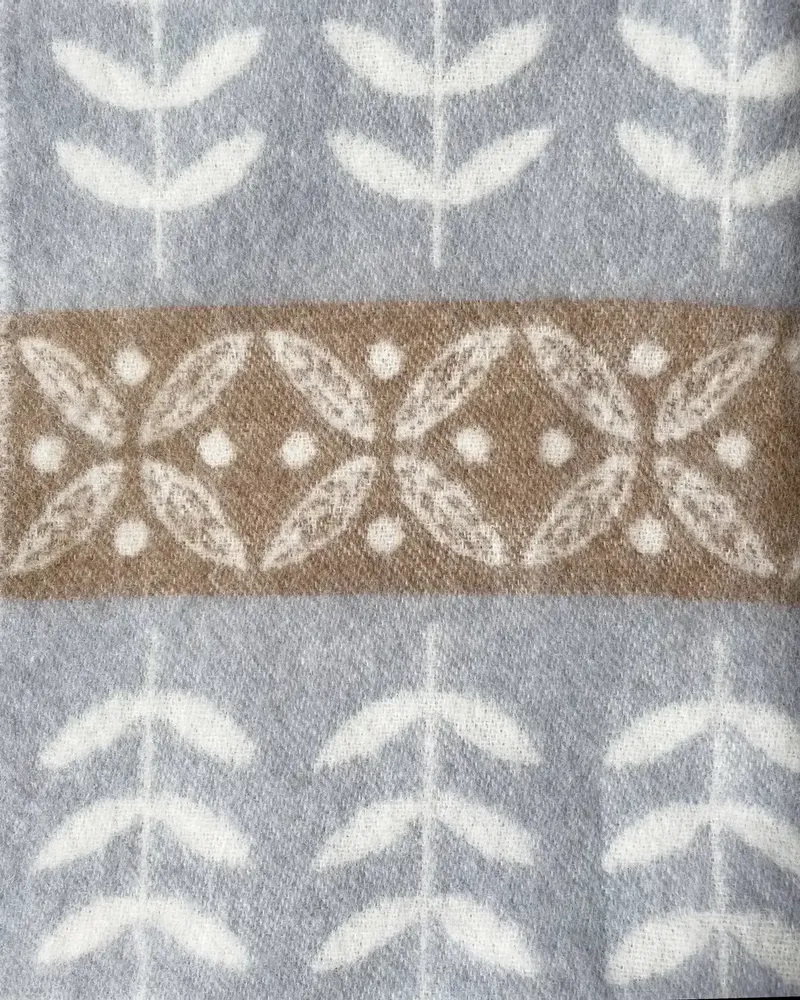 Plaids - Plaid couverture en laine "Folklore floral" , taupe - WOOL ONLY BY JOWOLLINA