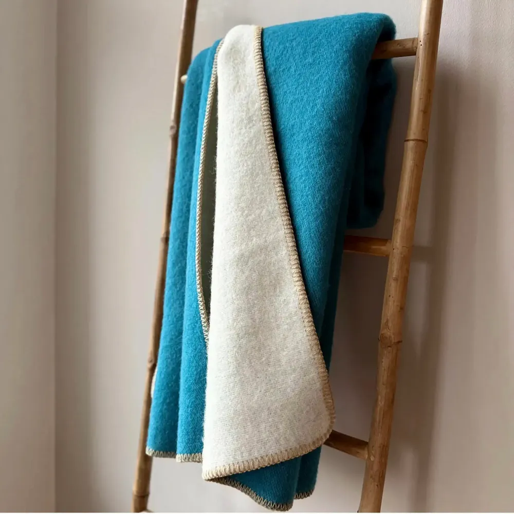 Plaids - Plaid couverture en laine, Sea Wave Teddy - WOOL ONLY BY JOWOLLINA