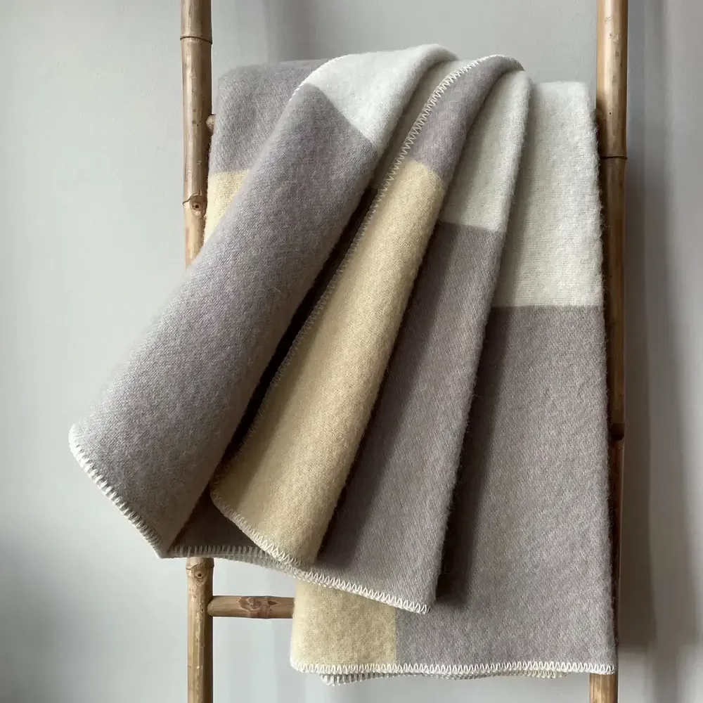 Plaids - Plaid couverture en laine, Carré Tricolore Vanille Cachemire - WOOL ONLY BY JOWOLLINA