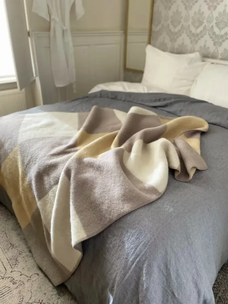 Plaids - Plaid couverture en laine, Carré Tricolore Vanille Cachemire - WOOL ONLY BY JOWOLLINA