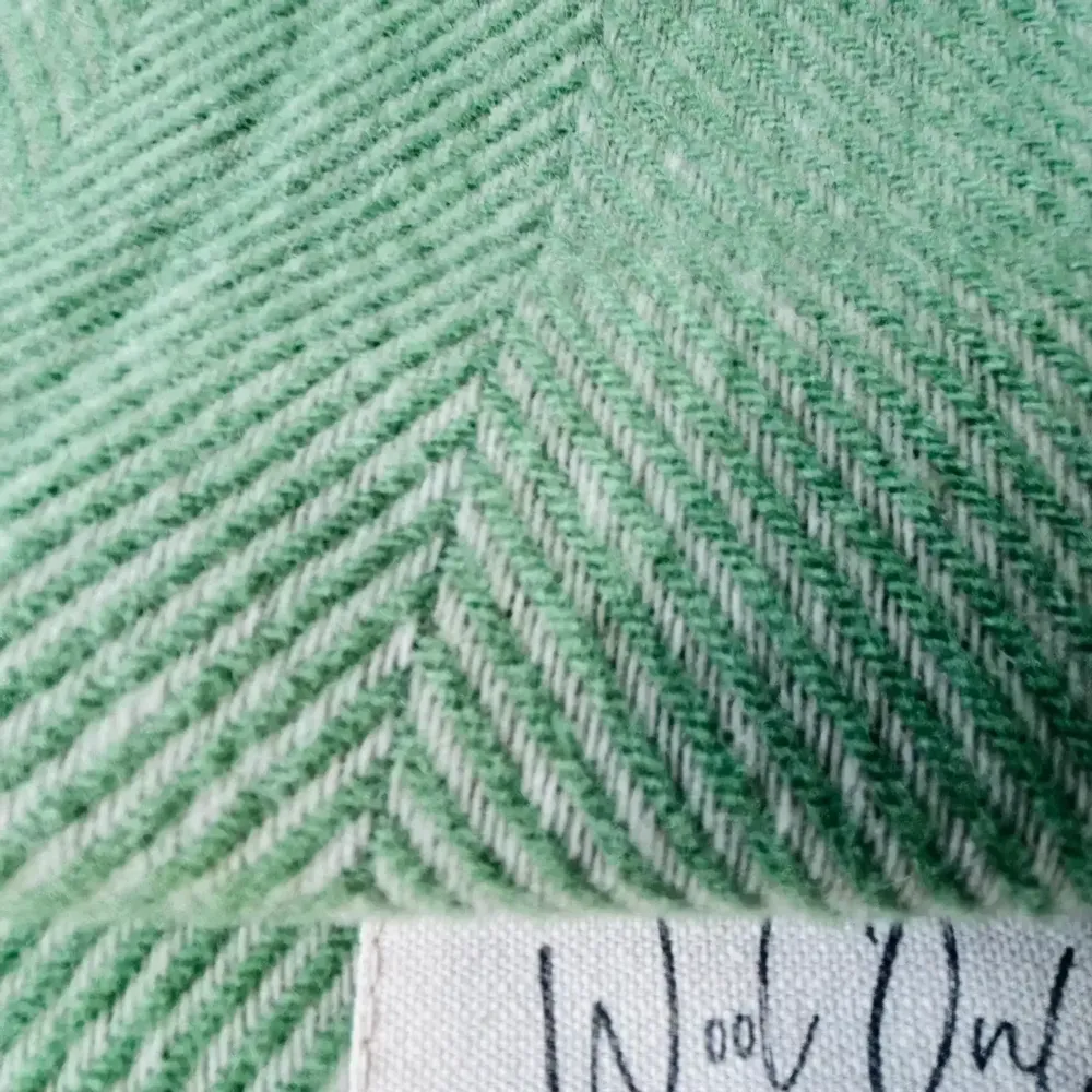 Plaids - Plaid couverture en laine, Chevrons Menthe Naturel - WOOL ONLY BY JOWOLLINA