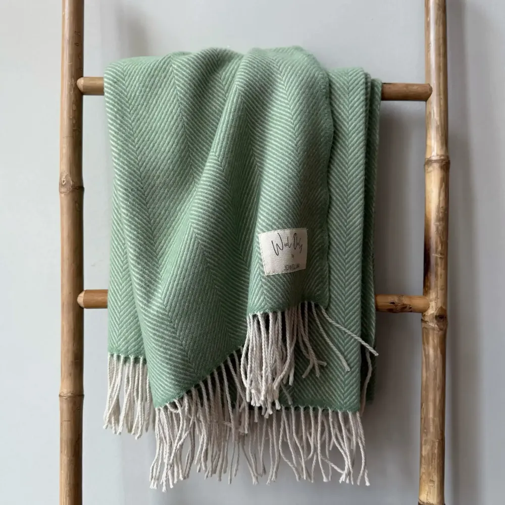 Plaids - Plaid couverture en laine, Chevrons Menthe Naturel - WOOL ONLY BY JOWOLLINA