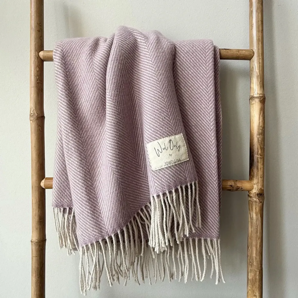 Plaids - Plaid couverture en laine, Chevrons Lilas Naturel - WOOL ONLY BY JOWOLLINA