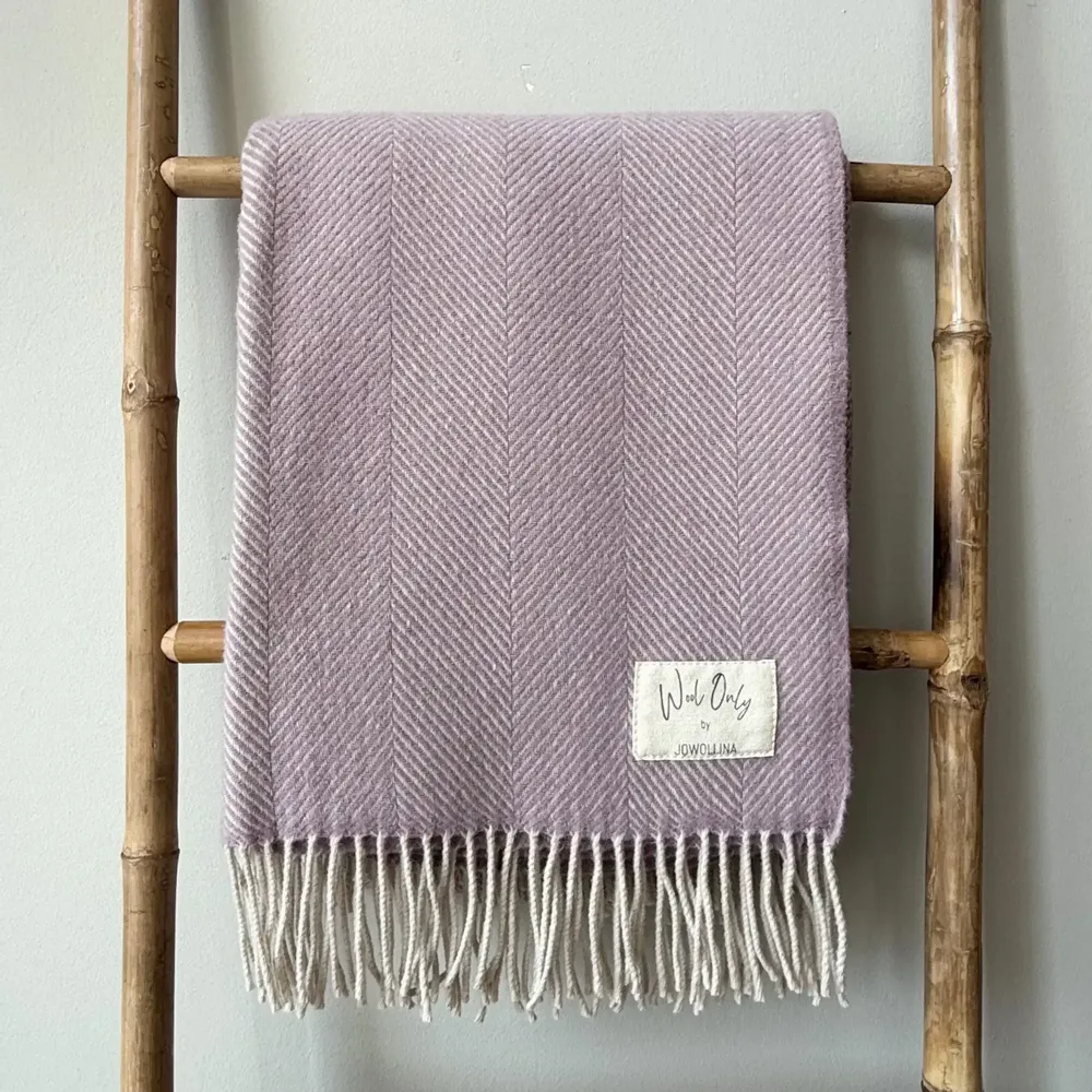Plaids - Plaid couverture en laine, Chevrons Lilas Naturel - WOOL ONLY BY JOWOLLINA