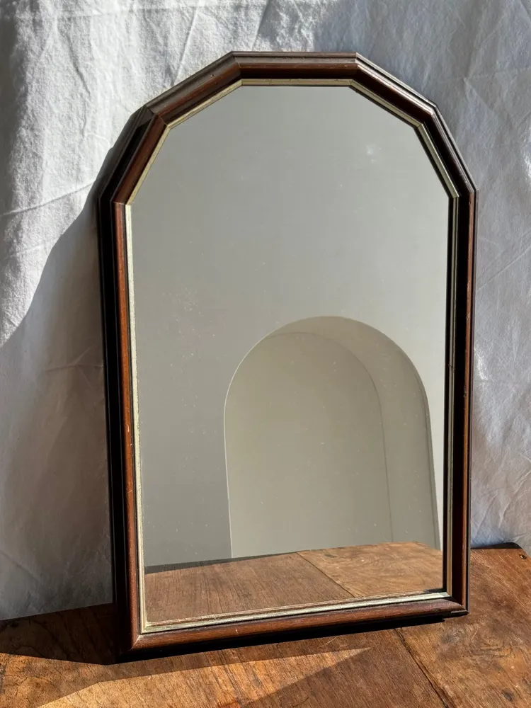 Miroirs - Petit miroir arrondi, cadre en bois, encadrement doré H49,5 - OFFICE OBJETS