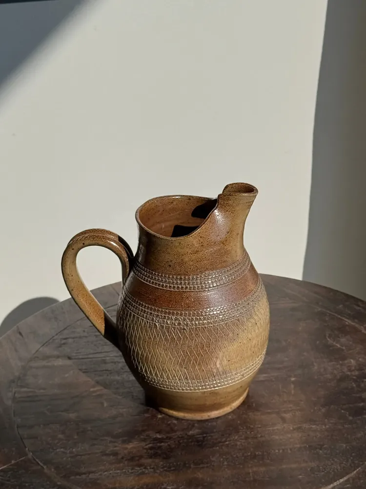 Carafes - Carafe en grès du Berry beige à frises et motifs géométriques quadrillés - OFFICE OBJETS