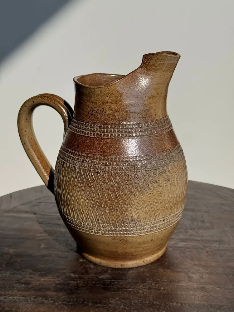 Carafes - Carafe en grès du Berry beige à frises et motifs géométriques quadrillés - OFFICE OBJETS