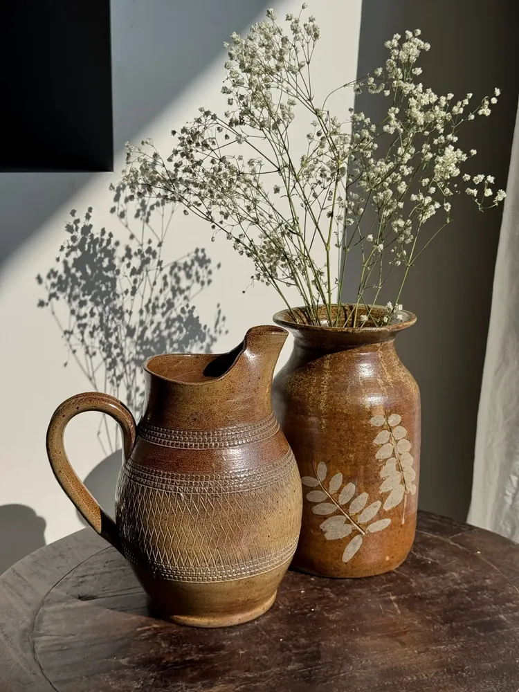 Carafes - Carafe en grès du Berry beige à frises et motifs géométriques quadrillés - OFFICE OBJETS