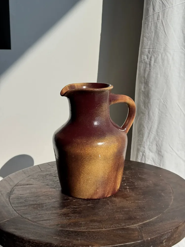 Carafes - Very large burgundy and beige ceramic carafe. H24. Brand: Auslnay - OFFICE OBJETS