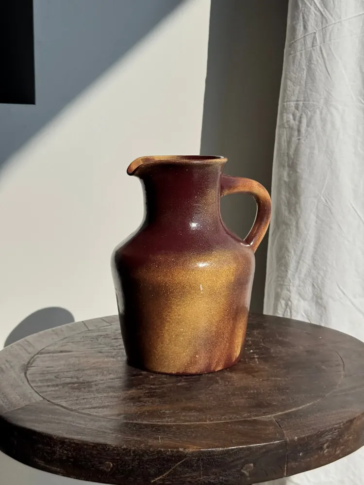 Carafes - Very large burgundy and beige ceramic carafe. H24. Brand: Auslnay - OFFICE OBJETS