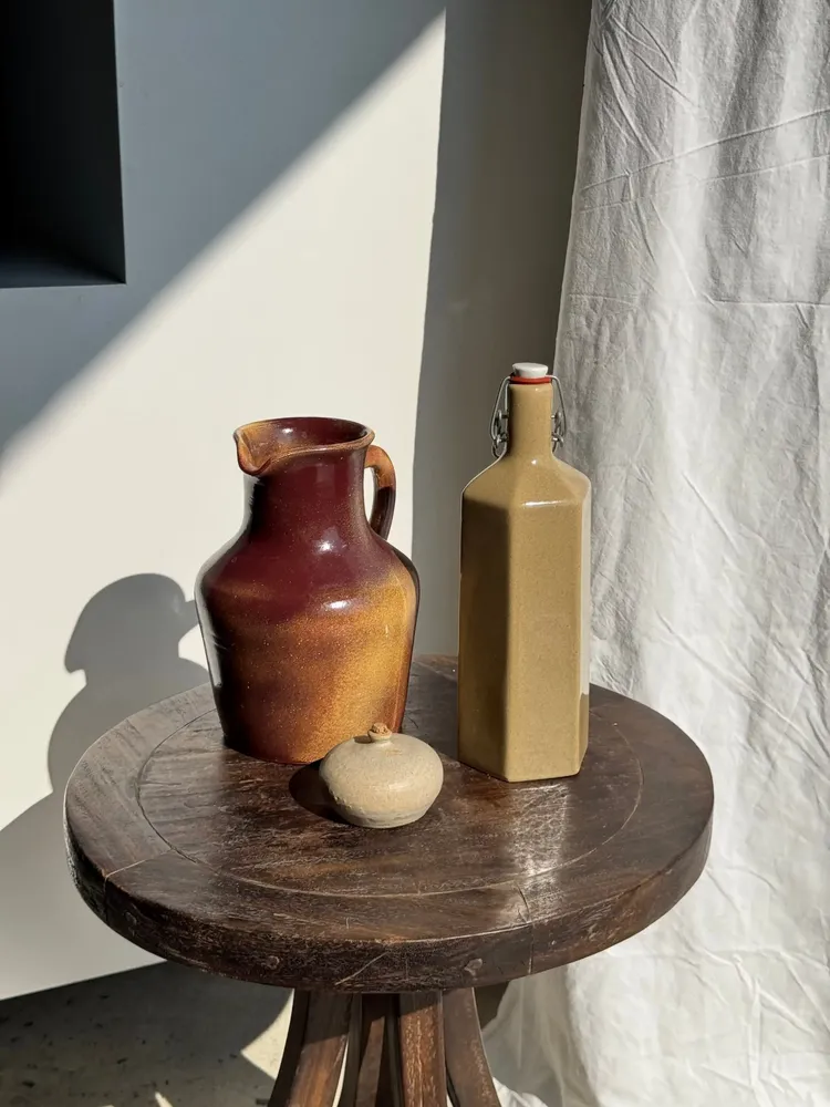 Carafes - Very large burgundy and beige ceramic carafe. H24. Brand: Auslnay - OFFICE OBJETS